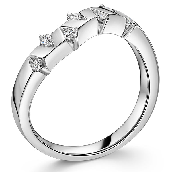 An 18 carat white gold ring with a zig zag diamond pattern and a wave band design, containing seven round cut diamonds.